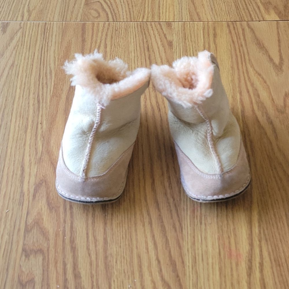 UGG girl moccasin style size large color lavender and cream